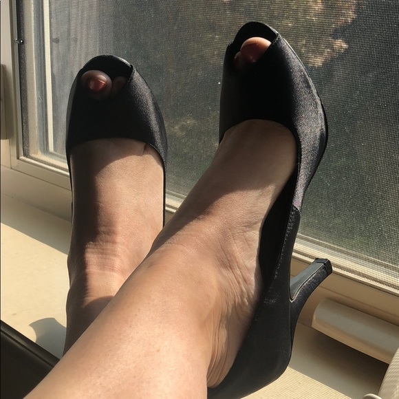 Steve Madden Black Satin Peep Toe Heels - Picture 7 of 7